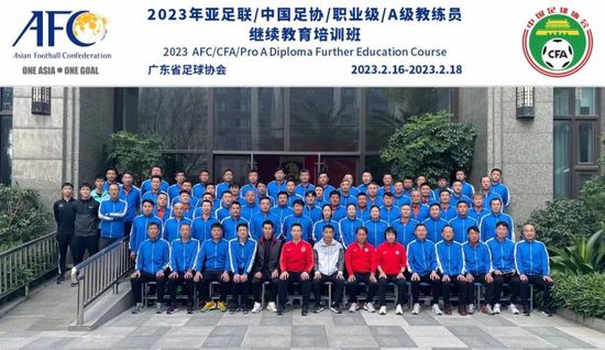 没费多少力气就穿过了海浪的阻隔，我从船上跳下，游到礁岛上。